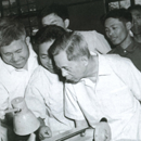 1981年8月9日，中共中央政治局委員、書記處書記、國務院副總理方毅來廠所（寶鈦集團）視察、題字，陪同視察的有國家計委副主任林華、冶金部副部長周傳典、張凡等。